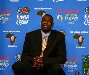 Мутомбо стал послом НБА Легендарный центровой сегодня был назначен международным послом Национальной Баскетбольной Ассоциации.