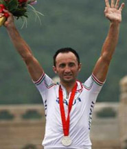 Пересмотрены результаты мужской велогонки на ОИ в Пекине Дисквалифицированный итальянец Давиде Ребеллин наконец лишился своей медали. 