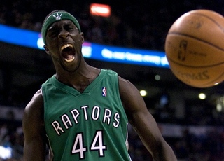 Торонто подобрал Менса-Бонсу Форвард остается в НБА.