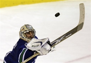 Люонго признан первой звездой дня НХЛ Голкипер Ванкувера провел отличный поединок с Лос-Анджелесом.
