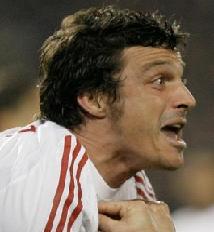 Милан остался без защитника Правый бек россонери Массимо Оддо выбыл на срок до двух месяцев после повреждения мышц левого бедра.
