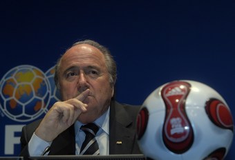 ФИФА пока отказалась от пяти судей Обслуживать матчи по-прежнему будут три рефери. 