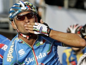 Велоспорт. Налоговая полиция заинтересовалась Беттини Итальянский велогонщик обвиняется в уклонении от уплаты налогов на сумму 11 миллионов евро.