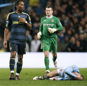 Бридж выбыл на две недели Защитник Манчестер-сити в матче против Челси повредил колено.