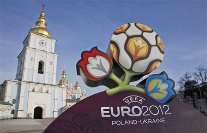 Представлен официальный логотип Евро-2012 Официальный логотип чемпионата Европы по футболу 2012 года сегодня торжественно представили в Киеве.