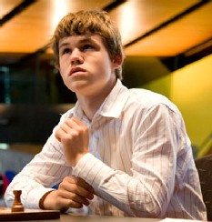 Шахматы. Карлсен - чемпион лондонского турнира Норвежский гроссмейстер Магнус Карлсен стал победителем британского London Chess Classic.