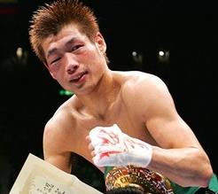 Хасегава защитил титул Японский чемпион мира WBC Хоцуми Хасегава победил техническим нокаутом Альваро Переса.