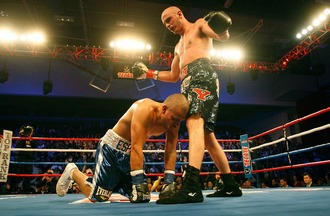 Павлик победил Эспино Американский боксер Келли Павлик успешно защитил сразу два титула чемпиона мира в среднем весе по версиям WBC и WBO. 