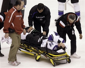 Форвард Лос-Анджелеса сломал ногу В первом периоде матча против Финикса нападающий Кингс Джастин Уильямс получил тяжелую травму.