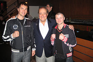 Дзинзирук и Сидоренко встретились с Арумом В рамках поездки в Лас-Вегас украинские боксеры пообщались с промоутером Top Rank.