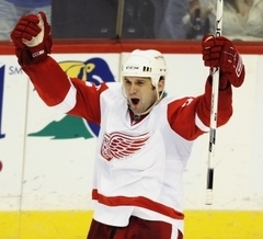 Защитник Детройта сыграл 300-й матч в НХЛ Бретт Лебда провел юбилейный матч за "Ред Уингз".