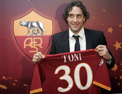 Тони: "Хотел играть только в Роме" Нападающий Лука Тони сегодня был официально представлен в качестве игрока римского клуба.