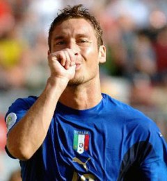 Тотти: "Если Липпи вызовет, а я буду в форме - поеду в ЮАР" Лидер Ромы вновь хочет вернуться в национальную сборную Италии. 