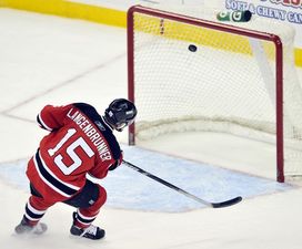 Лангенбруннер признан первой звездой дня Нападающий Нью Джерси Джэйми Лангенбруннер был признан первой звездой дня НХЛ.