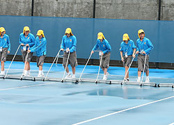 Брисбен. Из-за дождя отменены мужские матчи воскресенья Поединки между теннисистами состоятся в понедельник.