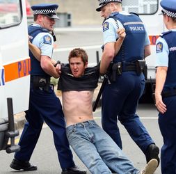 Аресты в Окленде продолжаются На третий день анти-израильских демонстраций, в Окленде были арестованы еще пятеро участников нарушения общественного поря...