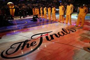 НБА штрафует за желание постоять Ассоциация наказала две команды в денежном выражении, игроки которых долго не сидели на скамейке, мешая зрителям.