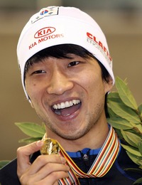 Коньки. ЧМ. У мужчин золото досталось корейцу В японском Обихиро проходит чемпионам мира по спринтерскому многоборью.