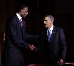 Обама наградил Мутомбо Бывшая звезда НБА получил награду из рук президента США за улучшение качества жизни в родном Конго.