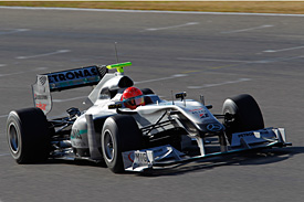 Шумахер обогнал Кубицу и Баррикелло Сегодня на автодроме в Валенсии Михаэль впервые сел за руль болида Мерседес.