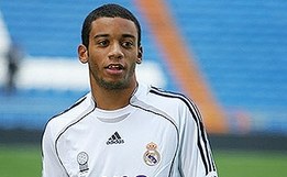 Реал продлил контракт с полузащитником Марсело останется в Мадриде еще на пять лет, сообщил сегодня официальный сайт Галактикос.
