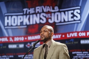 Джонс: "Я нокаутирую Хопкинса" Ветераны бокса высказались по поводу предстоящей дуэли.