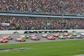 NASCAR. Поврежденная трасса остановила гонку в Дайтоне Заезд 2010 Daytona 500 был прекращен на 122-м кругу, когда образовалась дыра в асфальте возле одн...