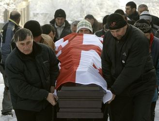 Тело грузинского саночника вернули на родину Погибший во время практики на трассе в Вистлере Нодар Кумариташвили в субботу будет погребен в Грузии.