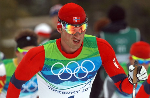 Нортуг побеждает в лыжном марафоне Норвежец сумел высидеть в группе и показать свой фирменный финиш. 
