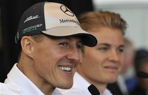 Шумахер: "Днем удалось настроить болид" Пилоты Мерседес прокомментировали результаты первого дня практик Гран-при в Бахрейне.