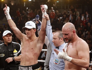 Хук отстоял титул WBO Немецкий тяжеловес одолел американца Адама Ричардса (23-3, 15 KOs).