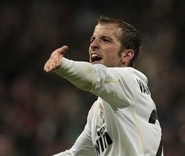 Ван дер Ваарт признался в игре рукой Полузащитник мадридского Реала сознался в том, что "немного подыграл себе рукой", когда забивал гол в ворота хихонс...