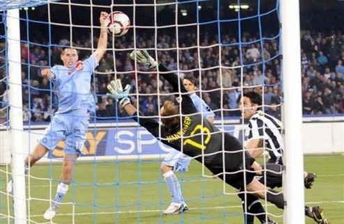 Неаполитанская песня Уно-уно-уно-ун моменто… Наполи как на заказ во втором тайме положил три безответных мяча в ворота Юве.
