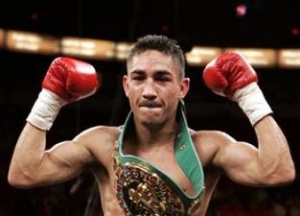 Сото будет драться в мае По сообщениям мексиканских СМИ, чемпион WBC Умберто Сото (51-7-2, 32 нок) проведет защиту своего титула 15-го мая. 