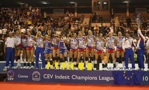 Итальянцы выигрывают Лигу Европейских Чемпионов Состоялся женский финал четырех CEV Indesit, победительницами которого стали игроки Воллей Бергамо.