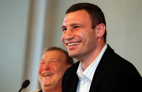 Виталий Кличко: "Хэю нужно определиться" Украинский чемпион прокомментировал последние слухи касательно боксерских дел братьев Кличко.
