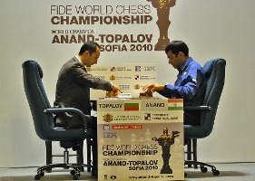 Матч за шахматную корону. Ананд выходит вперед Индийский гроссмейстер переиграл Веселина Топалова белыми фигурами. 