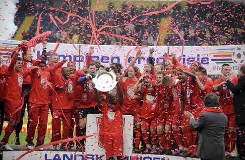 Твенте - впервые в истории чемпион Нидерландов! Клуб из Энсхеде повторил прошлогодний трюк АЗ, лишив с носом грандов голландского футбола.
