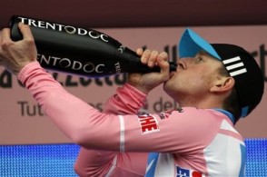 Виггинс: "Розовая майка - большая честь для меня" Победитель первого этапа Джиро д'Италия поделился своими впечатлениями о гонке. 