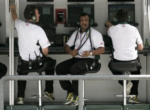 Уитмарш и Шумахер обвиняют боссов небольших команд На прошлой неделе главы конюшен голосовали за инициативу пилотов разделить первую квалификацию Гран-п...