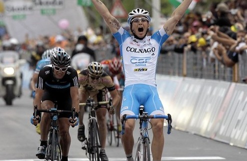 Джиро д'Италия. Вторая итальянская победа Мануэле Беллетти из команды Colnago побеждает на этапе памяти Марко Пантани. 