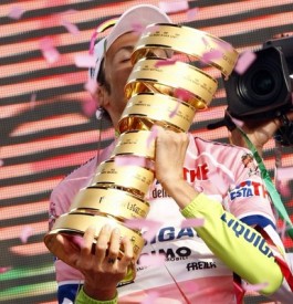 Бассо: "Мы вместе страдали, теперь вместе празднуем" Победитель Джиро Д'Италия рассказал о своих эмоциях от победы.

