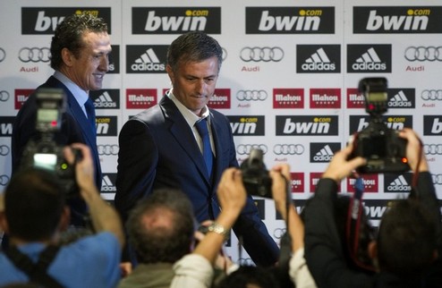 Реал представил Моуриньо Новый наставник Сливочных подписал 4-летний контракт.